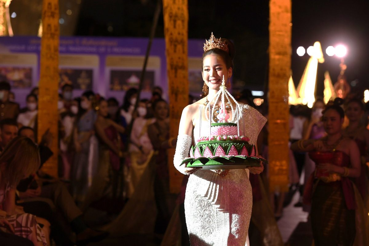 โบว์ เมลดา นางนพมาศ ปี 2565 สวมชุดไทยจักรีประยุกต์ในงาน ICONSIAM CHAO PHRAYA RIVER OF ETERNAL PROSPERITY