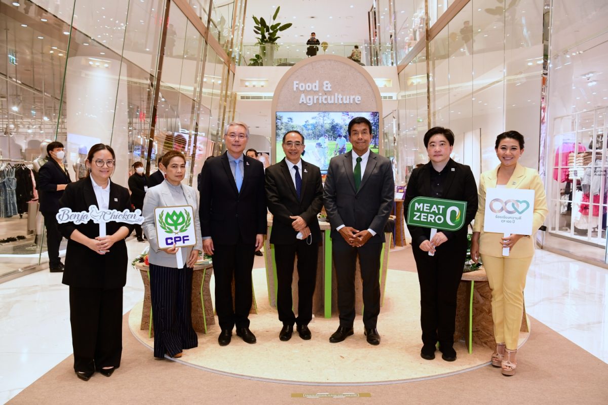 Bangkok Governor visit CPF booth at APEC 2022 Thailand : Showcase at ICONSIAM