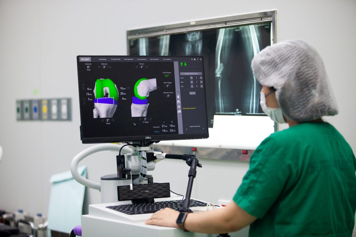รพ.ธรรมศาสตร์ฯ เตรียมเปิด ศูนย์ข้อเทียมโรงพยาบาลธรรมศาสตร์ แบบครบวงจร พร้อมนำเทคโนโลยีแขนหุ่นยนต์มาช่วยผ่าตัด ต้นปี 2565