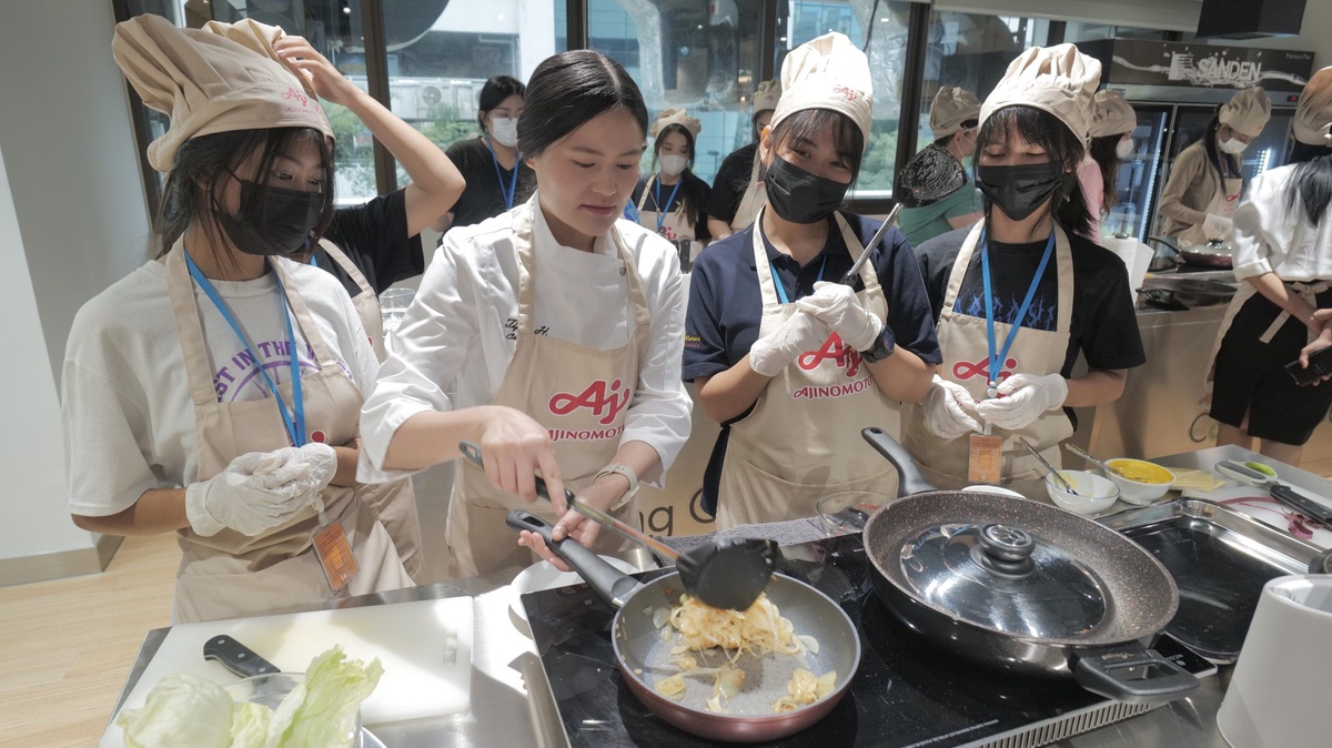 อายิโนะโมะโต๊ะ โฮม คุกกิ้ง ชวนน้องๆ วิทยาลัยเทคโนโลยีสยาม ร่วมเรียนรู้เทคนิครังสรรค์เมนูสุขภาพแต่รสชาติอร่อย