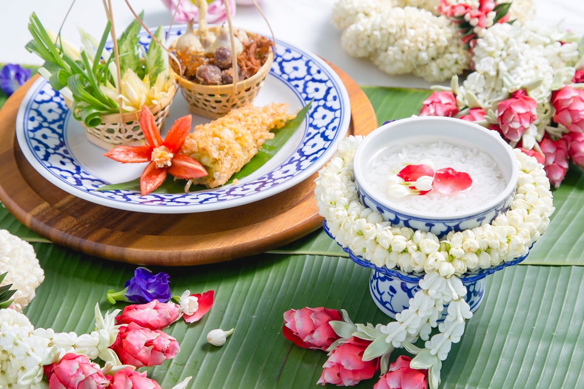เพิ่มความสดชื่นแบบไทย ต้อนรับเทศกาลสงกรานต์ กับเมนูข้าวแช่ และบุฟเฟ่ต์นานาชาติมื้อกลางวัน และมื้อค่ำ ณ