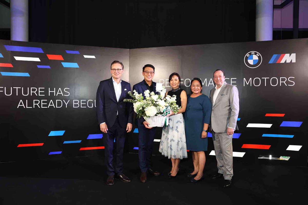 Sarinrath Kamolratanapiboon of dwp congratulates BMW Performance Motors on the opening of their new showroom at Ratchaphruek