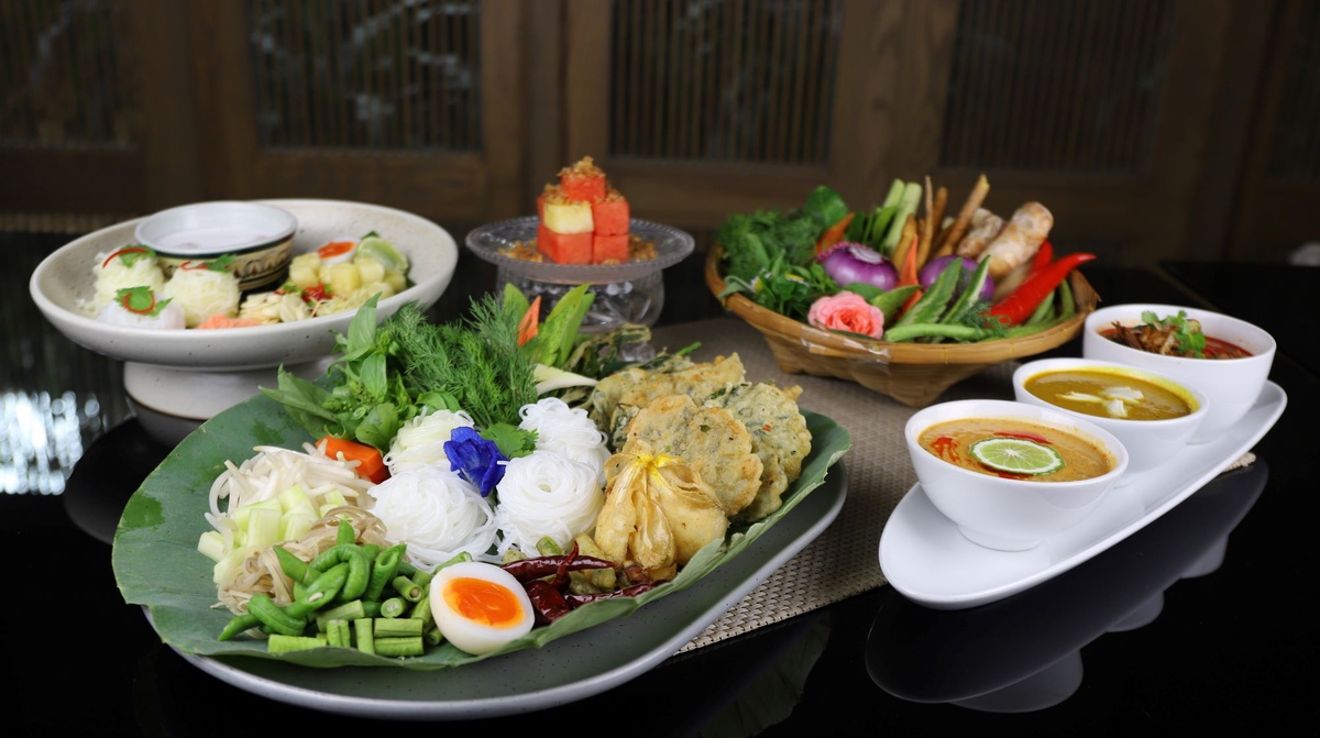 ลิ้มรสขนมจีนน้ำยาสี่สำรับในแบบไทย ที่ห้องอาหารสวนบัว เซ็นทาราแกรนด์ ลาดพร้าว