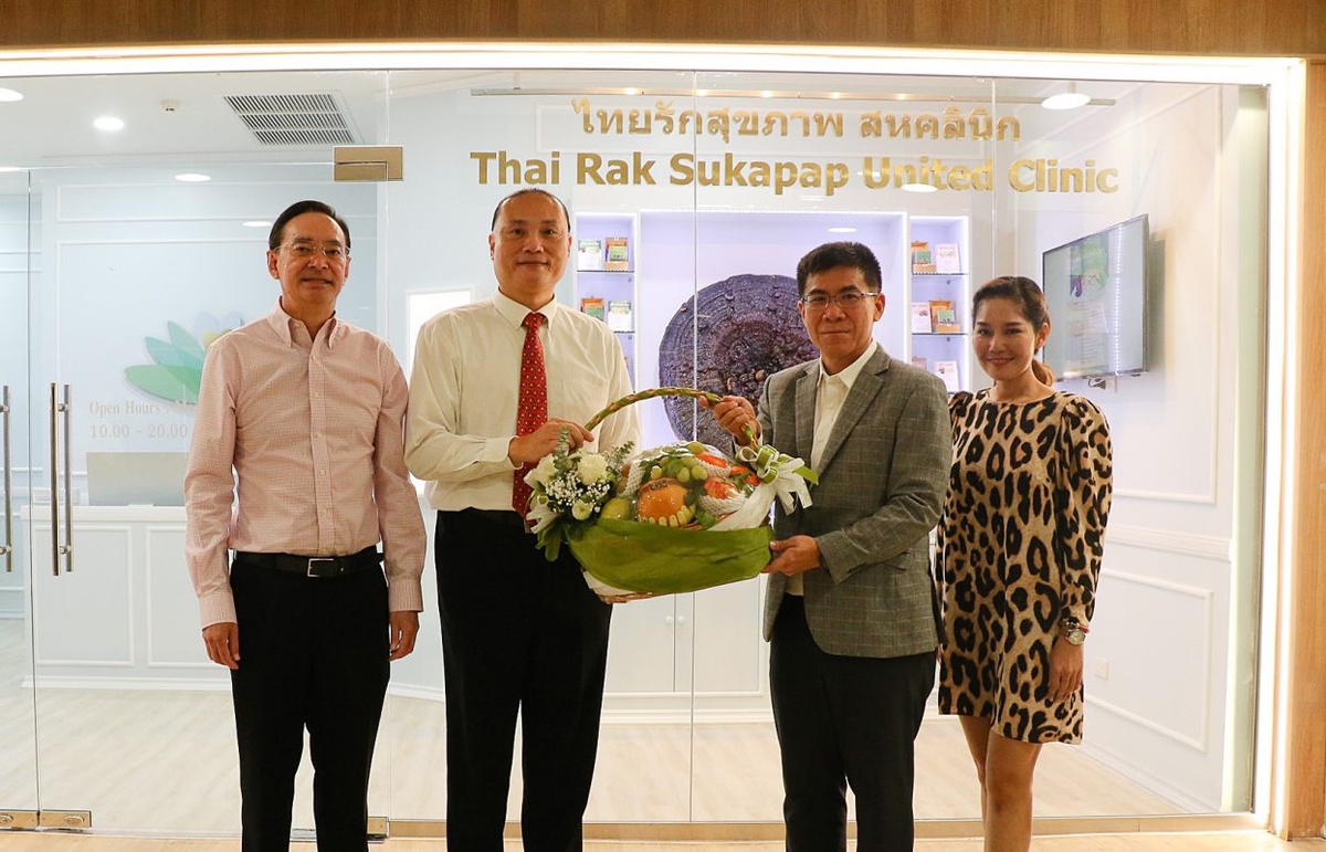 ผู้บริหารเอ็ม บี เค เซ็นเตอร์ มอบดอกไม้แสดงความยินดี Grand Opening ไทยรักสุขภาพ สหคลินิก คลินิกแพทย์แผนไทย และการแพทย์ทางเลือก ชั้น 6 โซน