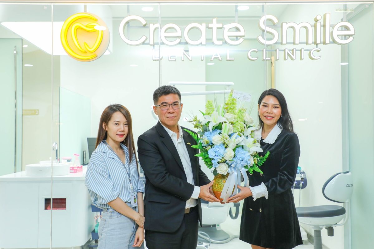 ผู้บริหารเอ็ม บี เค เซ็นเตอร์ มอบดอกไม้แสดงความยินดีเปิดร้านใหม่ Create Smile Dental Clinic
