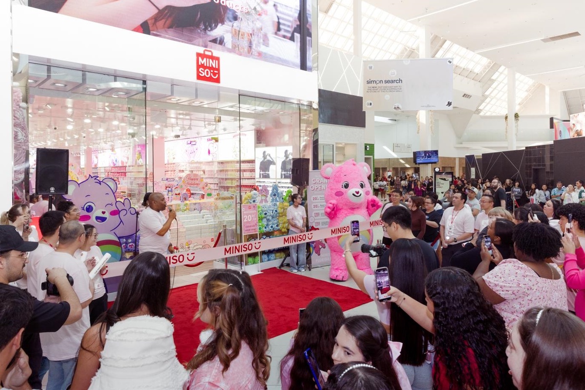MINISO Opens 100th US Store in Orlando, Bringing a Pink Blizzard for the Holidays