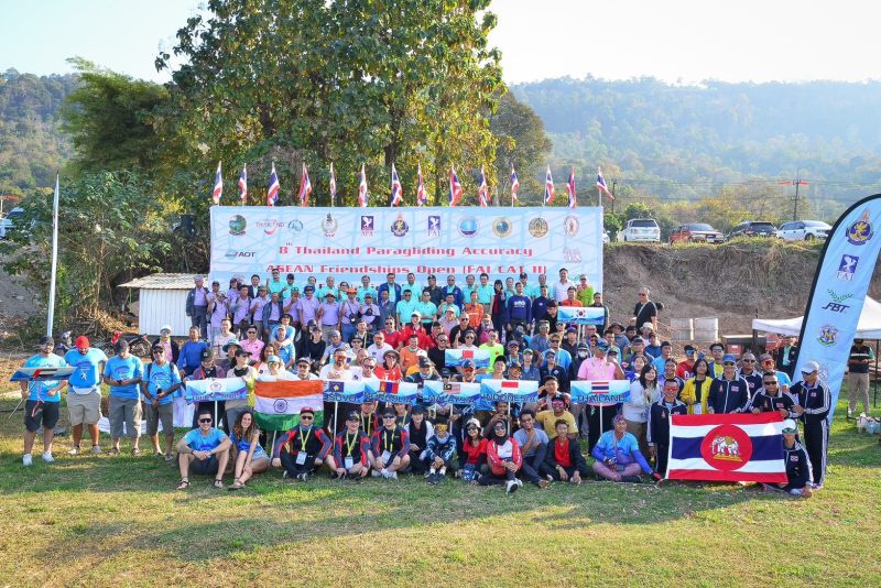 สมาคมกีฬาทางอากาศและการบินแห่งประเทศไทย ในพระบรมราชูปถัมภ์ จัดการแข่งขันร่มร่อนบินลงเป้าแม่นยำชิงแชมป์แห่งประเทศไทยและนานาชาติ