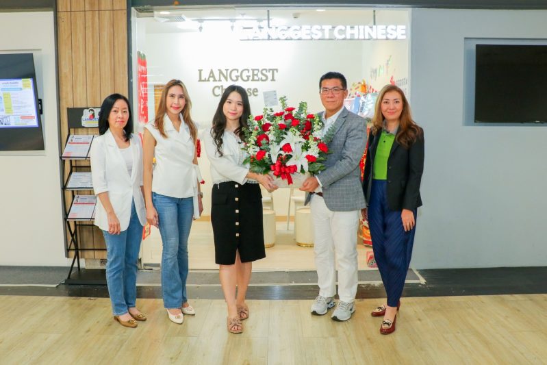 ผู้บริหารเอ็ม บี เค เซ็นเตอร์ มอบกระเช้าดอกไม้แสดงความยินดี LANGGEST CHINESE เปิดตัวสถาบันสอนภาษาจีนแบบ student-centric ชั้น 6 โซน