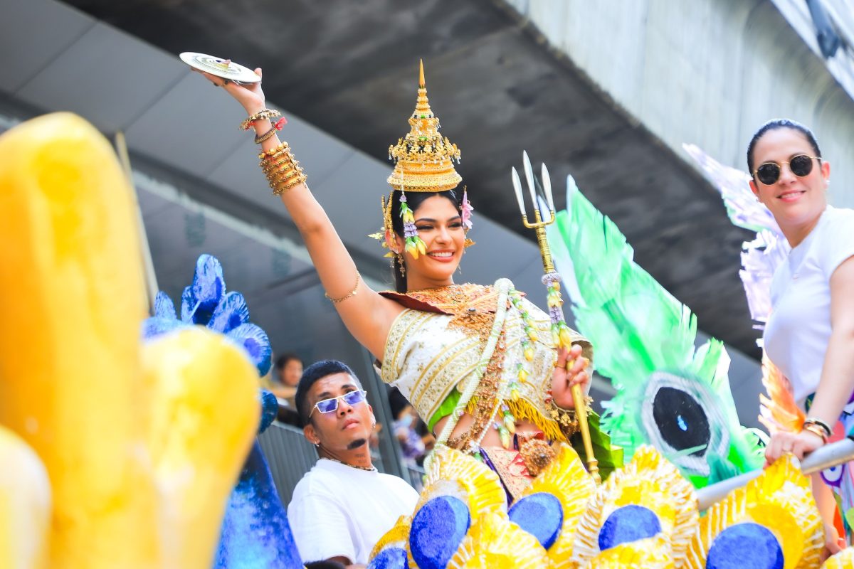 พัสตราภรณ์ล้ำค่า นางมโหธรเทวีระดับจักรวาล เชย์นิส ปาลาซิโอส Miss Universe 2023 งามสง่าประทับมยุราปักษาในขบวน Thai Rhythm Carnival ที่งาน THAILAND'S SONGKRAN FESTIVAL