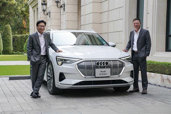 ภาพข่าว: อาวดี้ ประเทศไทย ส่งมอบ Audi e-tron รถยนต์เอสยูวีพลังงานไฟฟ้า 100% คันแรกของไทยแก่แสนสิริ