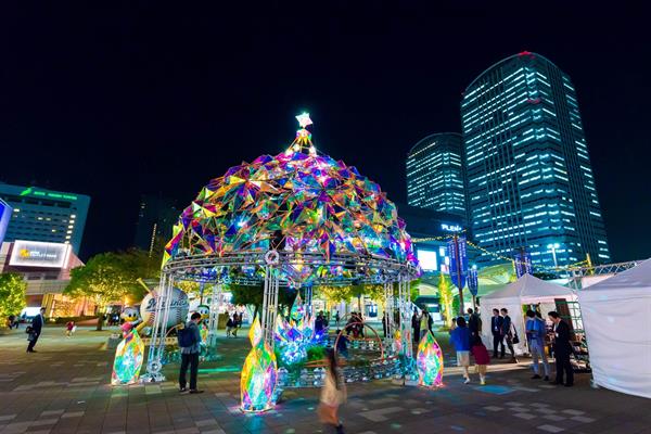 Lets travel around Tokyo. Take a photo and have fun with the Huge! Surfing Pikachu, enjoy delicious strawberry menu at LaLaport TOKYO-BAY STRAWBERRY FAIR, and experience romantic illumination at Makuhari New City Illumination 2019/2020.