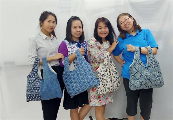 ครูอาชีวะสารพัดช่างผุดไอเดียนำผ้าพื้นเมืองสร้างแฟชั่นถุงผ้าช้อปปิ้งลดโลกร้อน หวังชวนคนไทยเลิกใช้ถุงพลาสติก