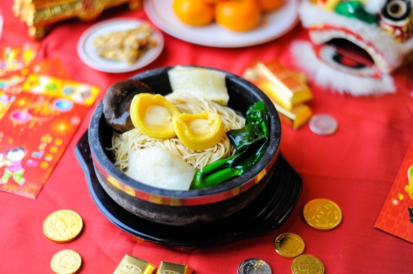ซินเจียยู่อี่ ซินนี้ฮวดไช้ อิ่มอร่อย พร้อมหน้าพร้อมตา ฉลองเทศกาลตรุษจีนปีหนูทอง ที่ห้องอาหารจีน ฟุกหยวน