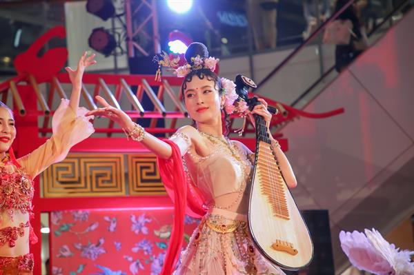 ศูนย์การค้าเซ็นทรัลเวิลด์ แปลกโฉม ปอย ตรีชฎา สวยสะกดในลุคนางฟ้าซู่หนี่วร์ นักดนตรีหญิงคนแรกในประวัติศาสตร์จีน ดึงนักแสดงจีนโชว์ฉลองตรุษจีน wOrld class chinses perfOrmance shOw