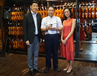 ภาพข่าว: Frank Brothers Violin Thailand ผู้นำเข้าไวโอลินมาสเตอร์พีซระดับโลกมูลค่ากว่าร้อยล้าน ร่วมรับประทานอาหารกับ สายการบิน คาเธ่ย์ แปซิฟิค สร้างสายสัมพันธ์ ตอกย้ำความเชื่อมั่นในบริการ