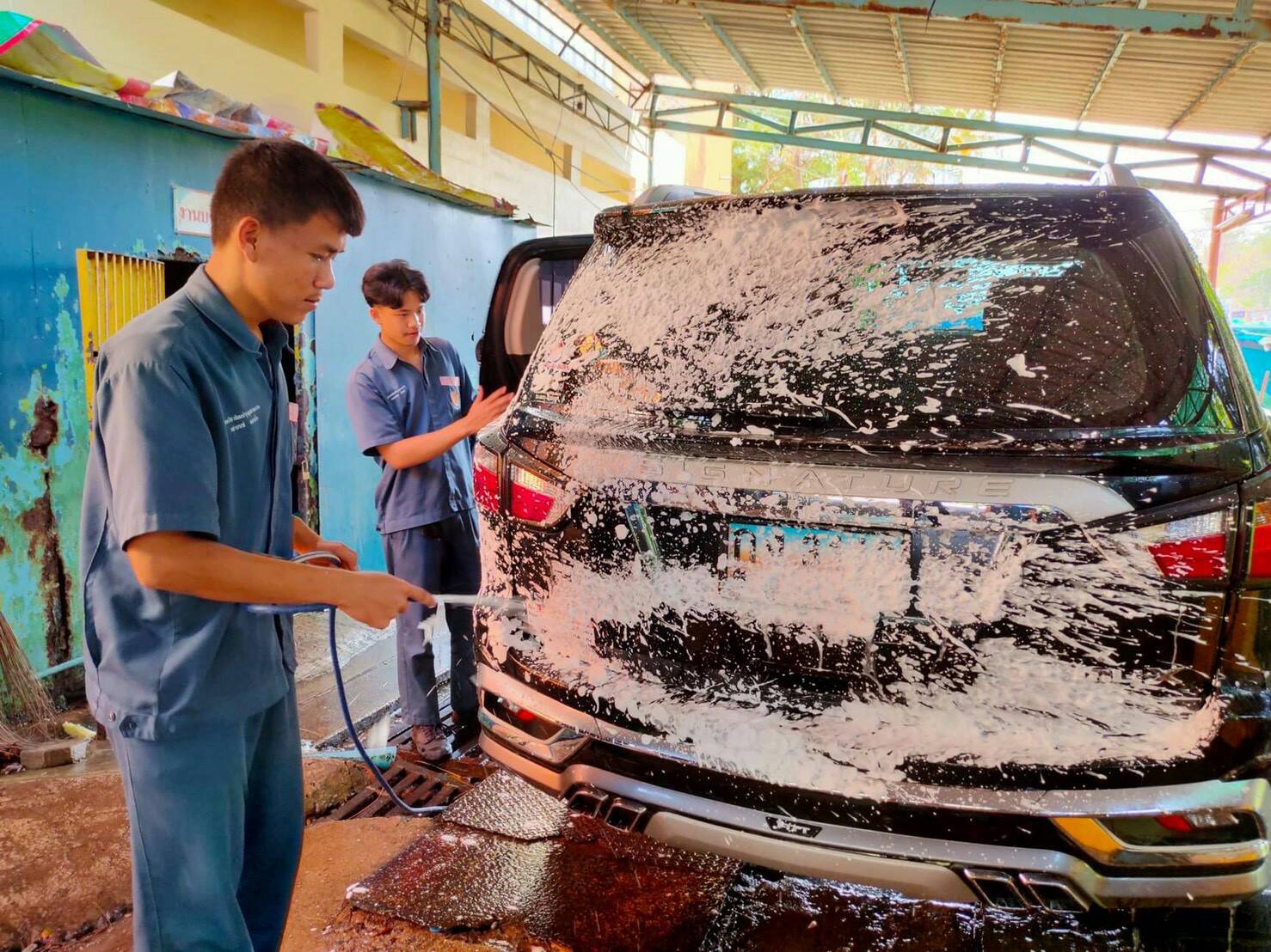 ยืนหนึ่งด้านบริการ ! เด็กเทคนิคปราจีนเปิดศูนย์ ME Car Care ให้บริการล้างอัดฉีดและเคลือบเงารถยนต์และรถจักรยานยนต์ สร้างรายได้หลายหมื่นบาทต่อเดือน
