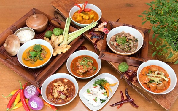 สัมผัสรสชาติความเป็นไทยกับแกงไทยพื้นบ้าน ณ ห้องอาหารริเวอร์บาร์จ โรงแรมชาเทรียม ริเวอร์ไซด์ กรุงเทพฯ