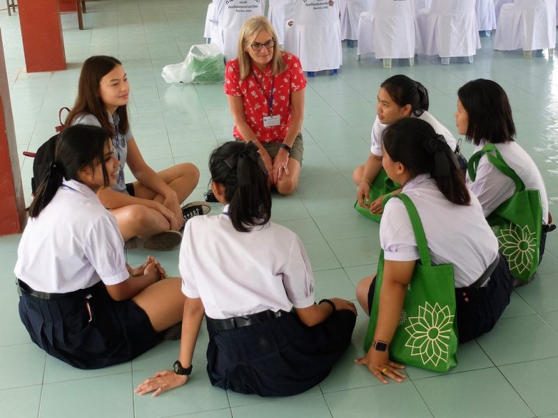สมาคมสตรีอเมริกันแห่งประเทศไทยเยี่ยมนักเรียนทุนหญิงในการดูแลของมูลนิธิ EDF