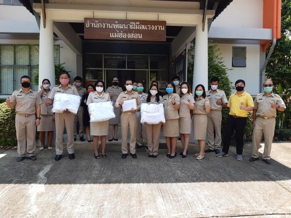 ภาพข่าว: สำนักงานพัฒนาฝีมือแรงงานแม่ฮ่องสอน ส่งมอบหน้ากากอนามัยแบบผ้า 1543 ชิ้นแด่สภากาชาดไทย