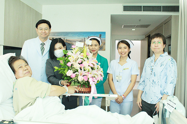 ภาพข่าว: ผู้บริหาร มอบกระเช้าดอกไม้แด่ผู้ที่ได้เข้ารับการผ่าตัดเปลี่ยนข้อเข่าบางส่วน ทั้ง 2 ข้าง