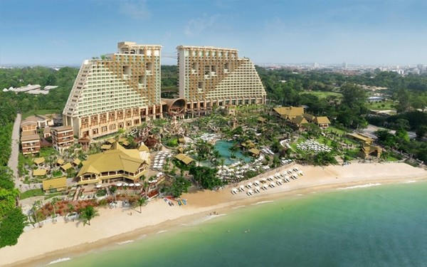 Centara Grand Mirage Pattaya has been presented with The Amazing Thailand Safety and Health Administration (SHA) certification.
