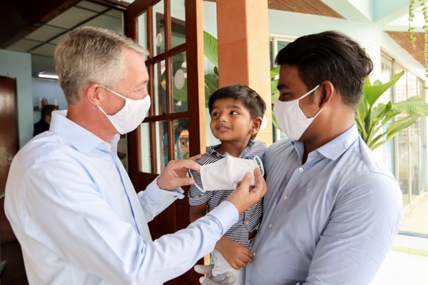 ชุมชนที่อ่อนแอที่สุดในกรุงเทพฯ ได้รับหน้ากากผ้าที่สามารถนำกลับมาใช้ใหม่ได้ เพื่อป้องกันตนเองจากโรคโควิด-19
