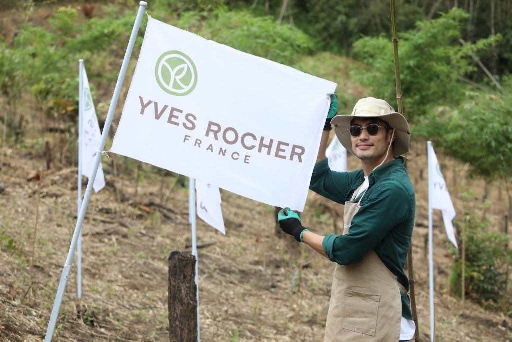 Yves Rocher (อีฟ โรเช่) แบรนด์ความงามอันดับ 1 ของฝรั่งเศส ชวน 2 หนุ่มอนุรักษ์ อเล็กซ์ - บอย ปลูกป่า สร้างจิตสำนึกอนุรักษ์สิ่งแวดล้อม