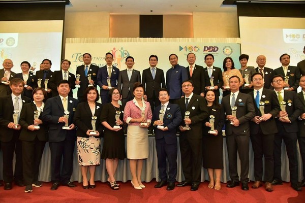 สมาคมการค้า นวัตกรรมการพิมพ์ไทย (TINPA) ขึ้นรับมอบรางวัล สมาคมการค้าดีเด่น ด้านคุณภาพการให้บริการ ประจำปี 2563