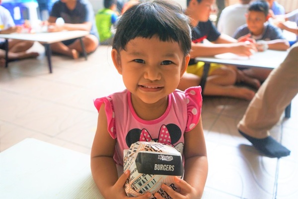 Carls Jr. Thailand Delivery Happiness Via The 1 Bill 1 Burger Campaign Creating a donation hub to deliver happy lunches to disabled and orphaned kids