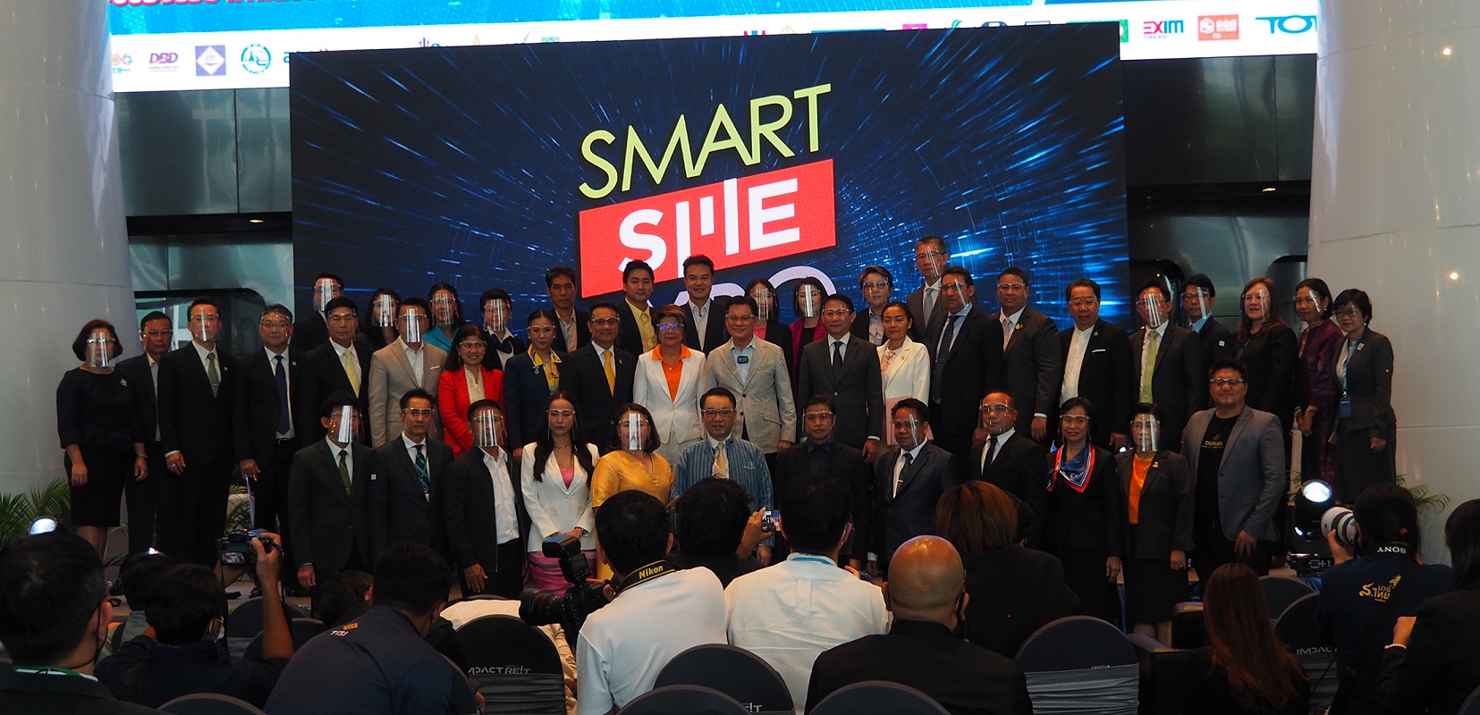 รองนายกรัฐมนตรี-รมว.พาณิชย์ เยี่ยมบูธ SME D Bank ยกขบวนสินเชื่อดอกเบี้ยถูกให้บริการในงาน Smart SME Expo 2020