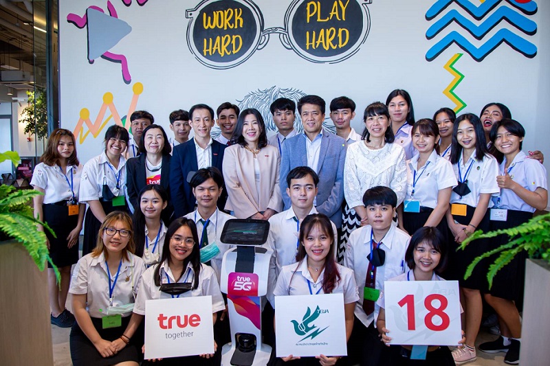 ก้าวทันยุคดิจิทัล . กลุ่มทรู ร่วมกับ สมาคมนักข่าววิทยุและโทรทัศน์ไทย เปิดโครงการอบรมเชิงปฏิบัติการ นักข่าวสายฟ้าน้อยรุ่น 18 ปี