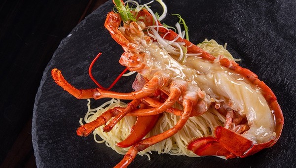 Wah Lok Cantonese Restaurant at Carlton Hotel Bangkok Sukhumvit Presents Dish of the Month Braised Boston Lobster with Egg Noodles, Ginger and Spring