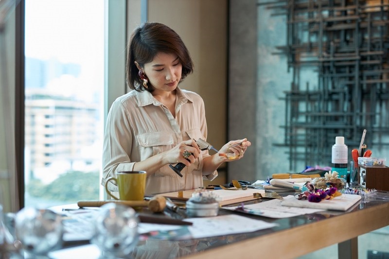 โรงแรมคิมป์ตัน มาลัย กรุงเทพฯ เปิดตัวการรีวิวประสบการณ์ครั้งแรกในเอเชีย กับการเข้าพักในโรงแรมผ่านงานศิลปะ ร่วมกับศิลปินและนักออกแบบเครื่องประดับไทย