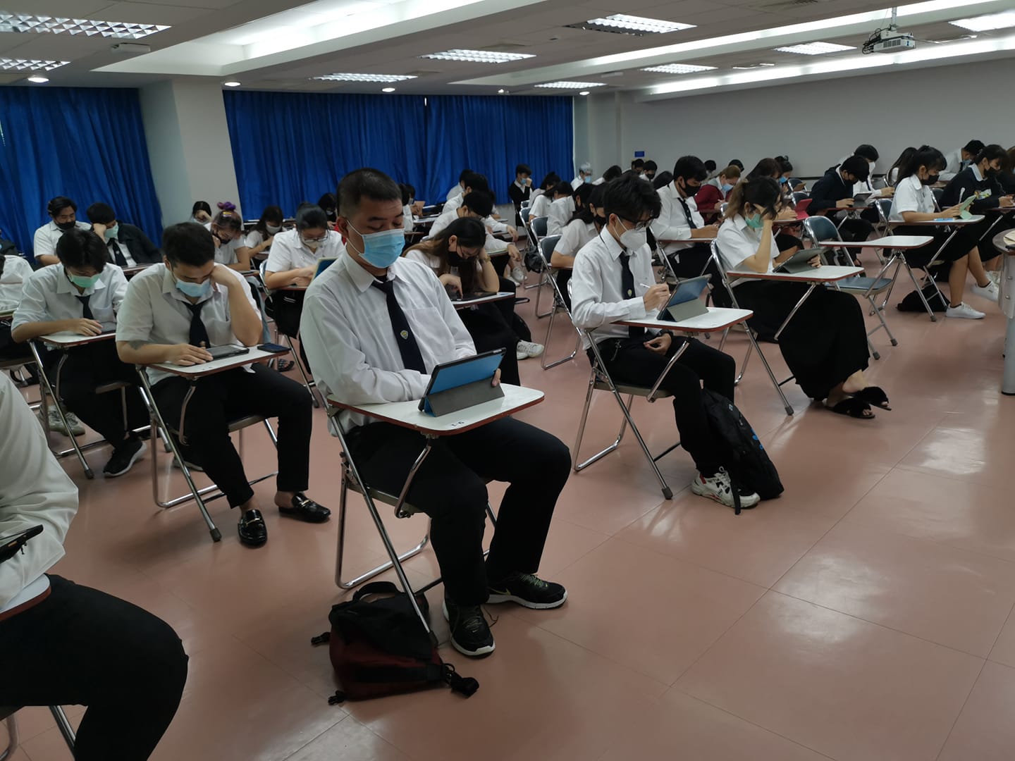 ม.หอการค้าไทย สอบผ่านไอแพดลดปริมาณการใช้กระดาษ ตอกย้ำนวัตกรรมการสอน