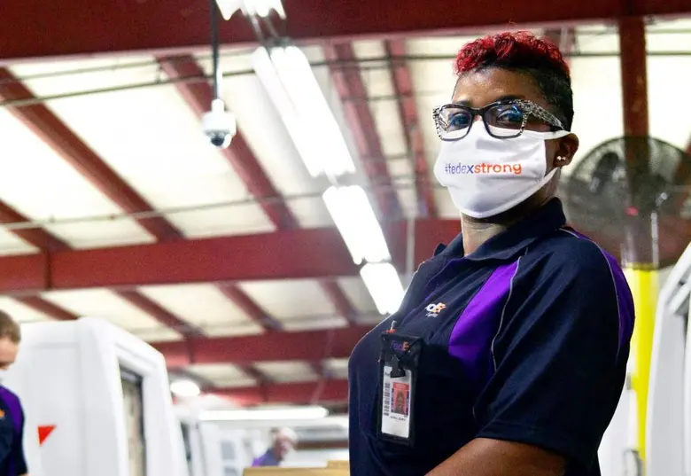 เฟดเอ็กซ์เริ่มจัดส่งวัคซีน COVID-19 ของ Moderna จากคลังบริษัท McKesson กระจายทั่วสหรัฐอเมริกา