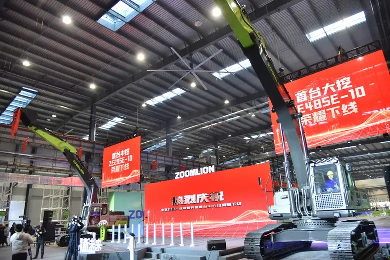 Zoomlion ฉลองความสำเร็จผลิตรถขุดอัจฉริยะคันแรกจากสายการประกอบในเมืองอุตสาหกรรมอัจฉริยะ
