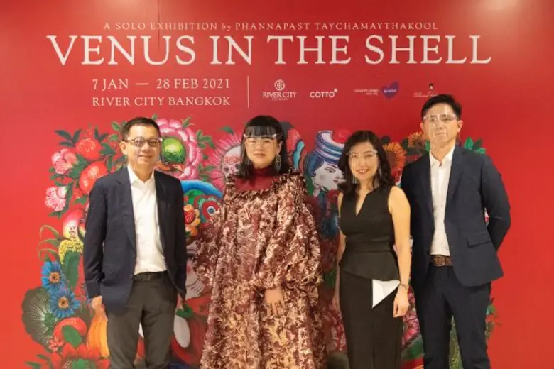 คอตโต้ร่วมเปิดงานนิทรรศการ 'VENUS IN THE SHELL พร้อมชมงานศิลปะบนผืนผนัง จากกระเบื้องโมเสกแก้วชิ้นจิ๋วของ ยูน- ปัณพัท จิตรกรภาพประกอบระดับสากล