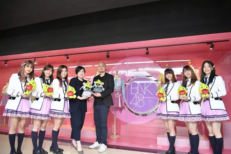 iAM ฮอตรับต้นปี 64 ปลื้ม AIS 5G ดึง 6 สมาชิกศิลปินไอดอลหญิงวง BNK48 สร้างกระแสคนรุ่นใหม่ ดันคอนเทนต์ VR Original Content ปังปุริเย่