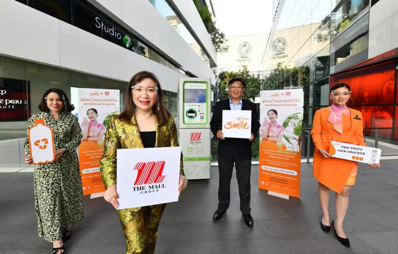"เดอะมอลล์ กรุ๊ป" สานต่อโครงการ "The Mall Group Go Green : Plastic Drop Point" จับมือ "สายการบิน ไทยสมายล์" รณรงค์คัดแยกขยะก่อนทิ้ง