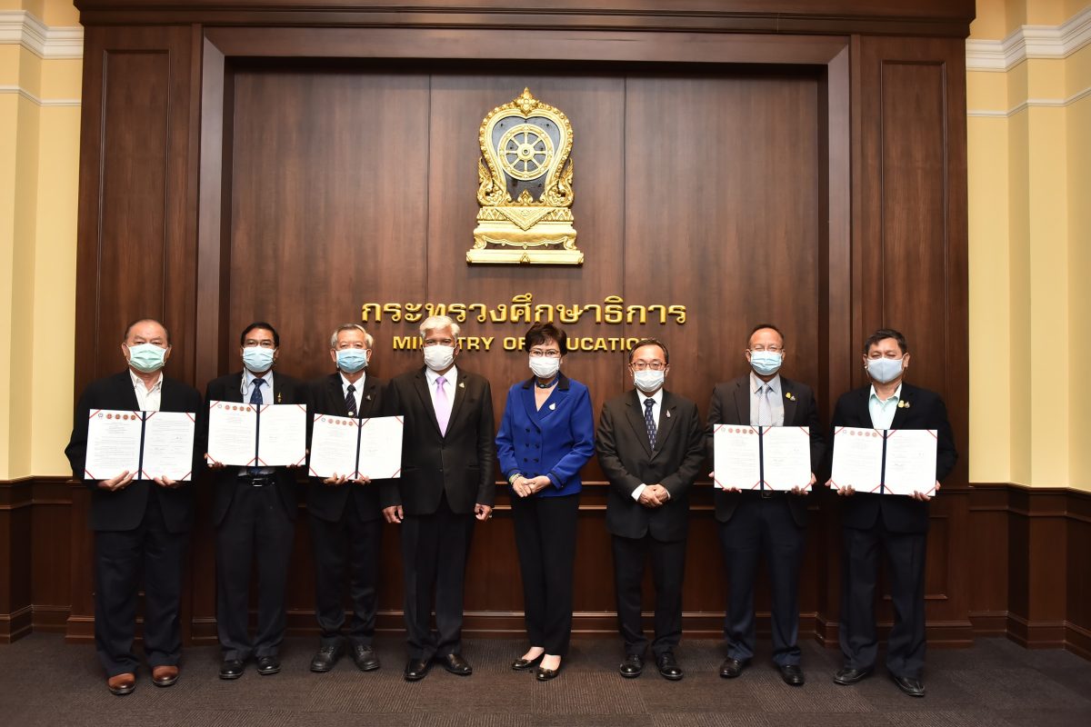 กระทรวงศึกษาธิการจับมือ สคช. ยกระดับเกษตรกรไทย ผ่านอาชีวะเกษตร เซ็น MOU 4 ภาค ขับเคลื่อนแบบมืออาชีพ พัฒนาอาชีพ "ชลกร" สู่ระดับสากล