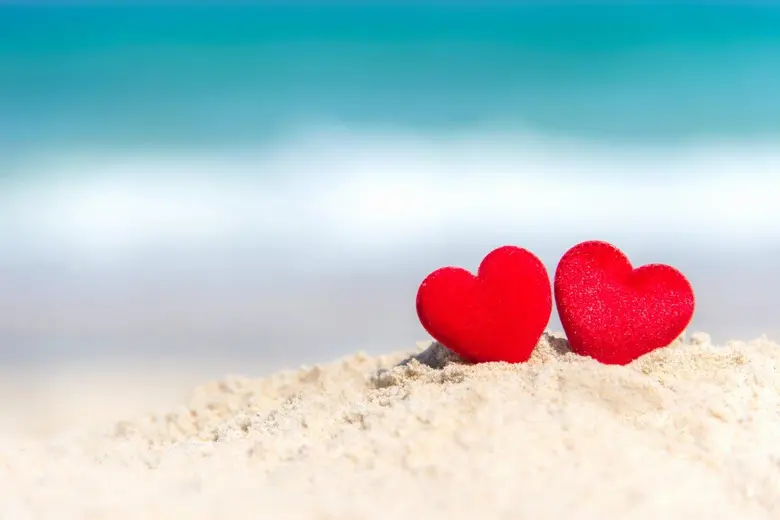 BLISSFUL BEACHSIDE ROMANCE
