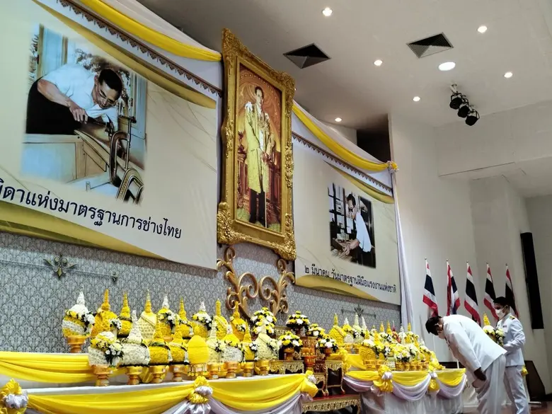 สนพ.สบ จัดพิธีถวายราชสักการะแด่พระบาทสมเด็จพระบรมชนกาธิเบศร มหาภูมิพลอดุลยเดชมหาราช บรมนาถบพิตร "พระบิดาแห่งมาตรฐานการช่างไทย"