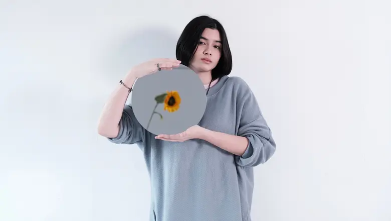 มารู้จักตัวตน "SAMMii" (แซมมี่) ศิลปิน Gen-Z รุ่นใหม่!! เจ้าของเสียง "Low Tone Voice ที่มีเสน่ห์" ดาวดวงใหม่ที่พร้อมจะขับเคลื่อนวงการเพลงไทย