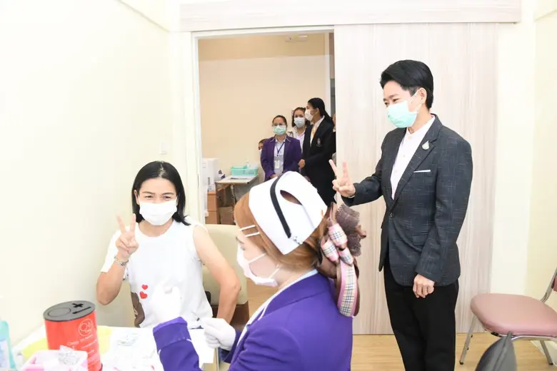 รมว.ศธ. ส่งกำลังใจครูอาชีวะ ฉีดวัคซีนเตรียมพร้อมครู และบุคลากรทางศึกษา ก่อนเปิดเรียน