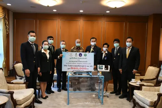 มูลนิธิเพื่อสถาบันพระปกเกล้าร่วมกับสมาคมแห่งสถาบันพระปกเกล้า มอบอุปกรณ์ทางการแพทย์ให้กับโรงพยาบาลสมเด็จพระยุพราชทั่วประเทศ