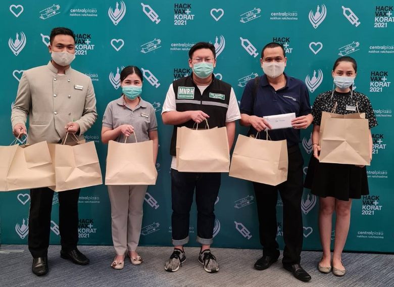 โรงแรมแคนทารี โคราช ร่วมส่งมอบพิซซ่า เพื่อเป็นกำลังใจและสนับสนุนการทำงานของทีมบุคลากรทางการแพทย์