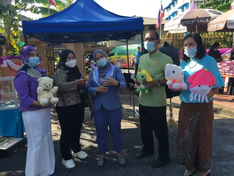 คึกคัก!!! ตลาดนัดแบ่งปันผัก หน้าบ้านพัก พจ.ยะลา