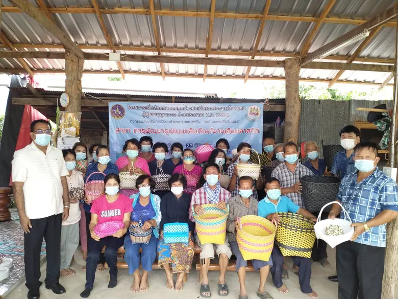 สนพ.แพร่ มอบวุฒิบัตรแก่ผู้ผ่านการฝึกอบรม สาขา "การพัฒนารูปแบบผลิตภัณฑ์จากเส้นพลาสติก"