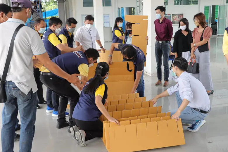 NER และ APM  มอบเตียงสนามกระดาษ 500 เตียง