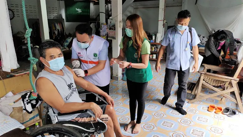 'นพ.สสจ.นครพนม' ออกพื้นที่ ตรวจเยี่ยม-ฉีดวัคซีนโควิดฯ อ.ปลาปาก-นาทม